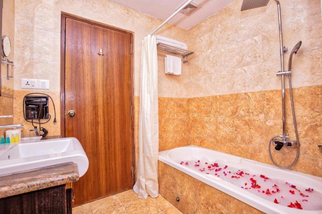 Da Yatra Courtyard Hotel & Resort Покхара Экстерьер фото