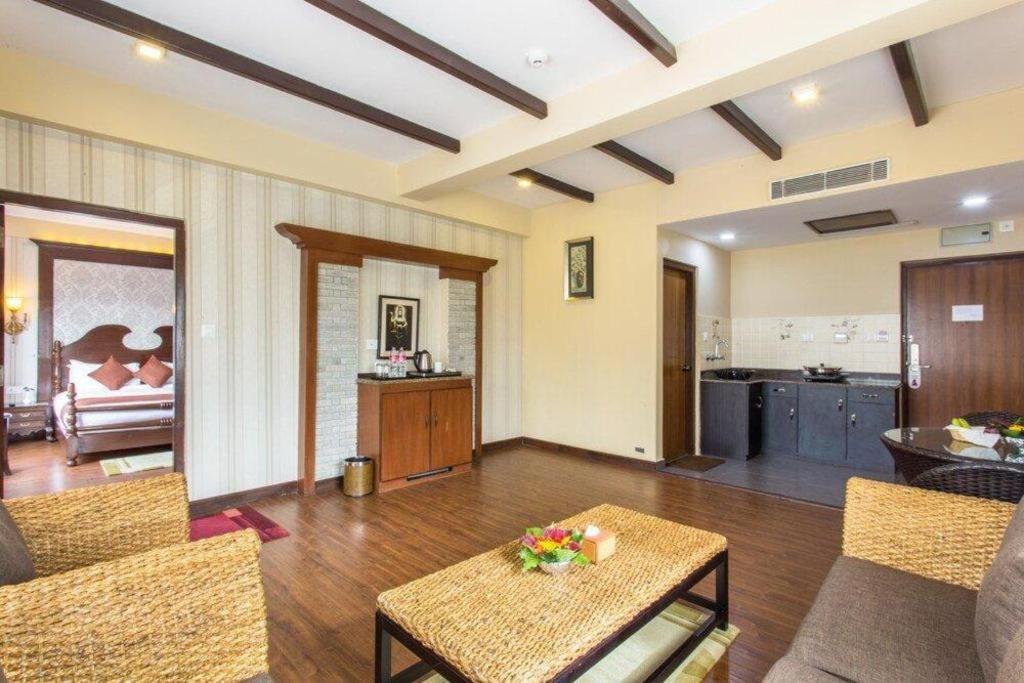 Da Yatra Courtyard Hotel & Resort Покхара Экстерьер фото